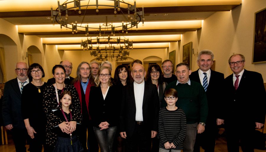 Landrat Manfred Müller (rechts) zeichnete beim Neujahrsempfang des Kreises Paderborn Ehrenamtliche für ihr besonderes Engagement aus: Karl-Heinz Rohgengel (Lichtenau-Kleineberg, links), Elisabeth Brockmann (Altenbeken, 2. von links) und die Initiative Glaubensgarten (Bad Lippspringe, Mitte), Gastredner des Neujahrsempfangs war Prof. Dr. Andreas Pinkwart (Minister für Wirtschaft, Unnovation, Digitalisierung und Energie des Landes Nordrhein-Westfalen, 2. von rechts) (Foto: Amt für Presse- und Öffentlichkeitsarbeit, Kreis Paderborn, Anna-Sophie Schindler)